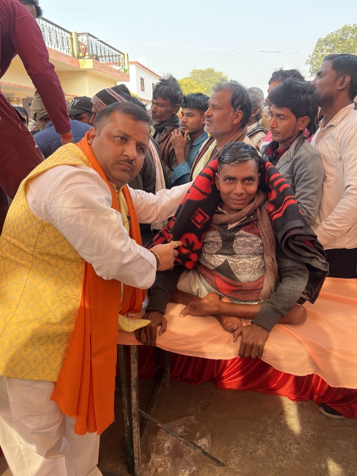 जरूरतमंदों के बीच कंबल वितरण